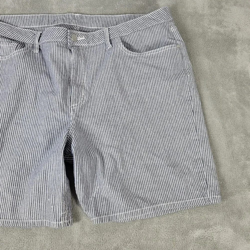 Lee Riders Womens Shorts 18M Gray White Stripe Zip Fly Cotton Blend STR96E